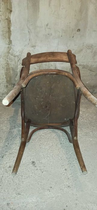 Стол плюс един резервен