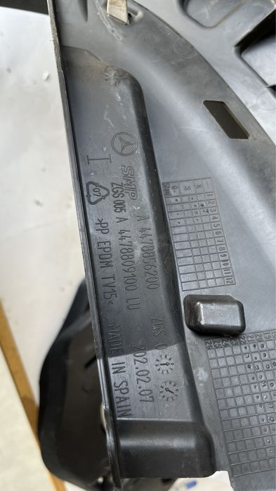 Лява основа за предна броня Mercedes Vito W447