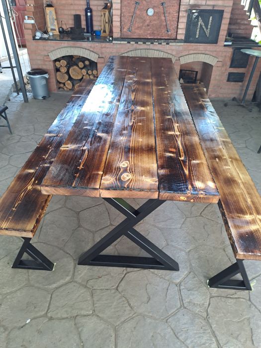 Masa cu bănci din fier și lemn.