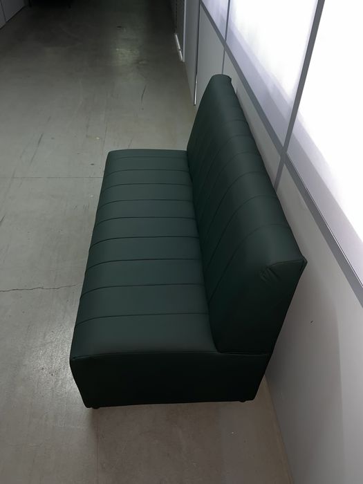 Диван зеленый в офисном стиле