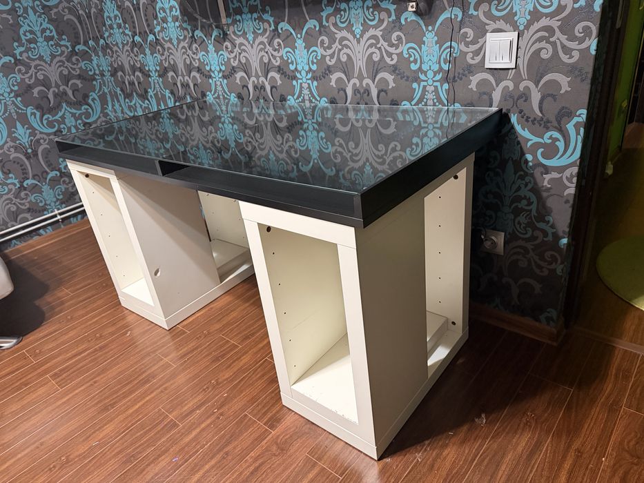 Birou Ikea alb negru sticla deosebit in stare buna