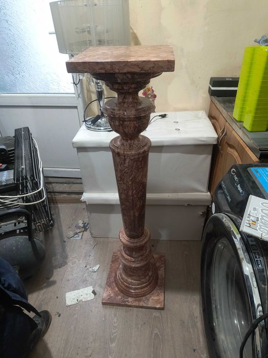 Piedestal din marmura roșie