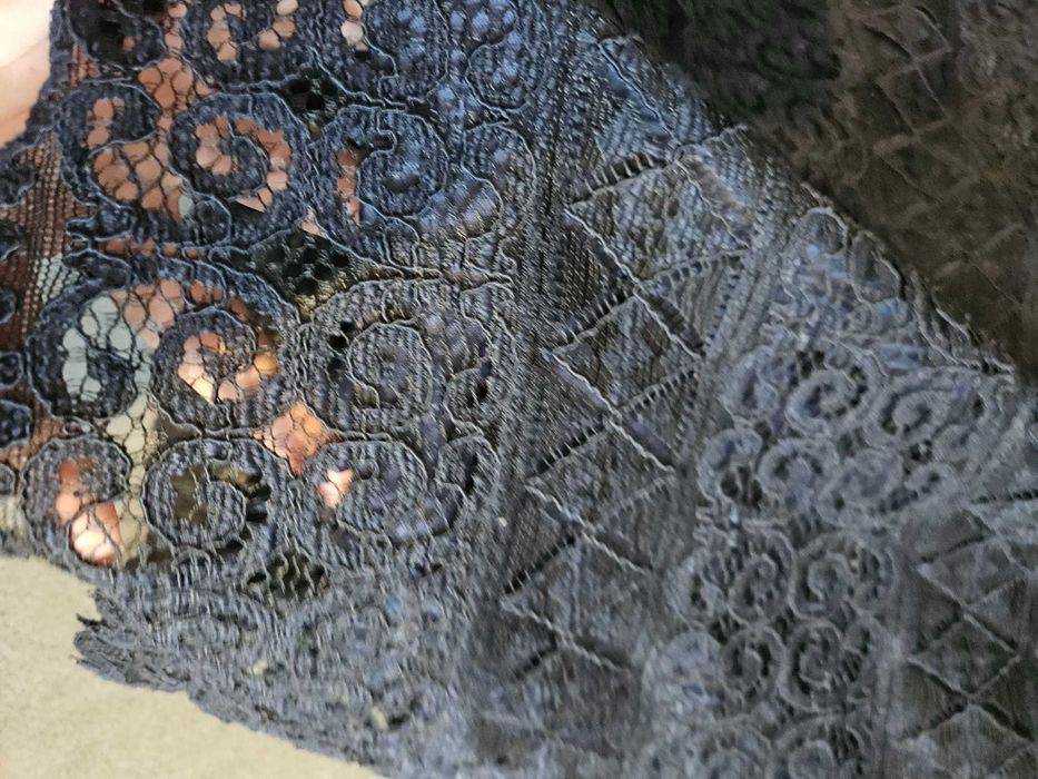 Средно-дълга рокля на Lipsy, официална, офис, дантелена