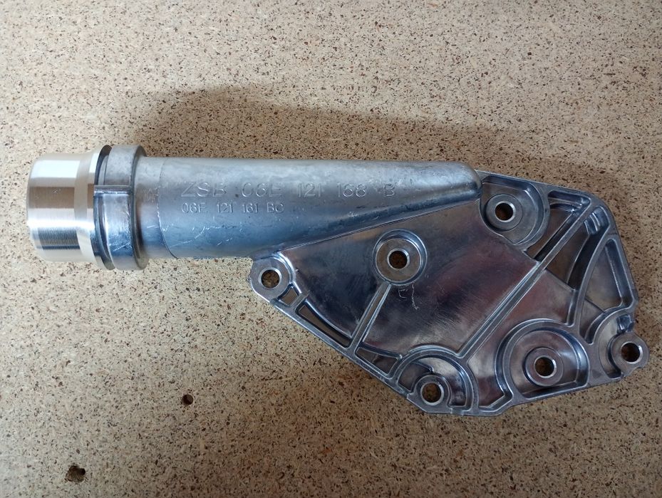 Новый корпус термостата Ауди А4 А5 А6 Q5