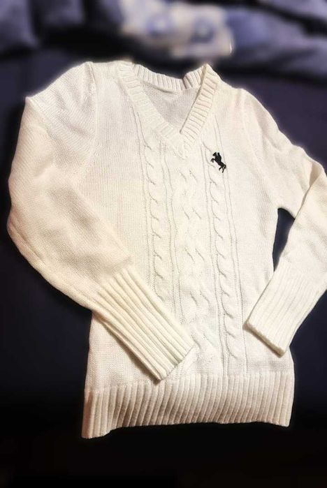 Елегантна бяла плетена блуза/пуловер с V-образно деколте и плитки -S/M