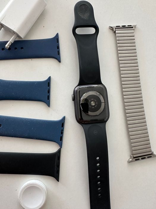 Apple Watch за части или ремонт + 3 каишки и зарядно