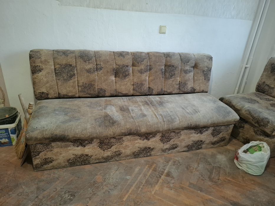 Подарявам диван с две табуретки