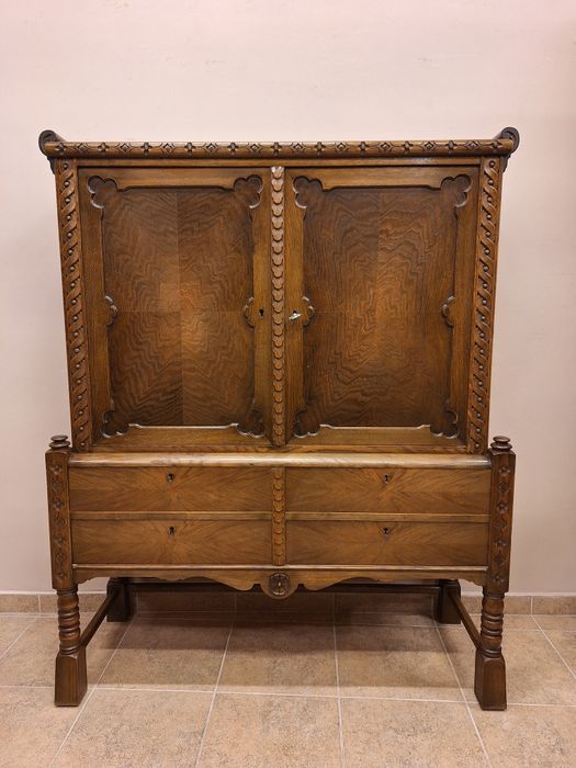 Гардероб, шкаф с богата дърворезба