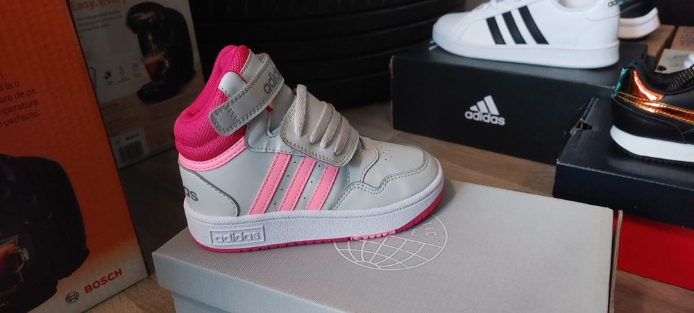 Ghetute Adidas fetite 25,26,27