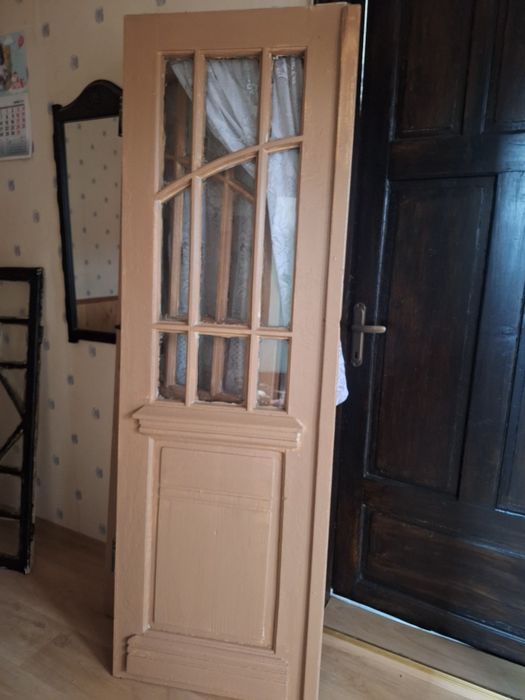 Стара двойна дървена врата