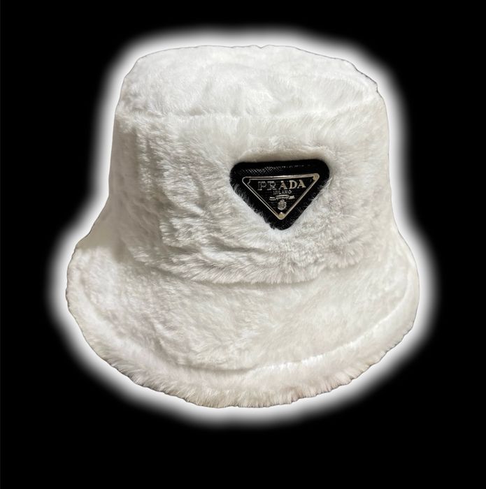 Пухена зимна шапка тип идиотка