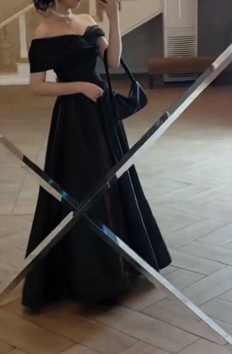 Срочно продам Атласное платье.