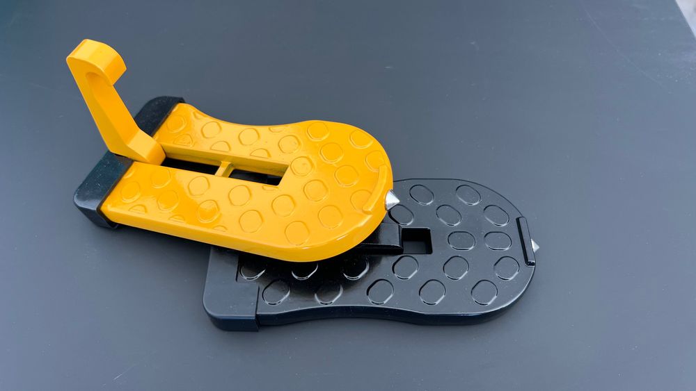 Автомобилна стъпка, която се поставя на ключалката на вратата