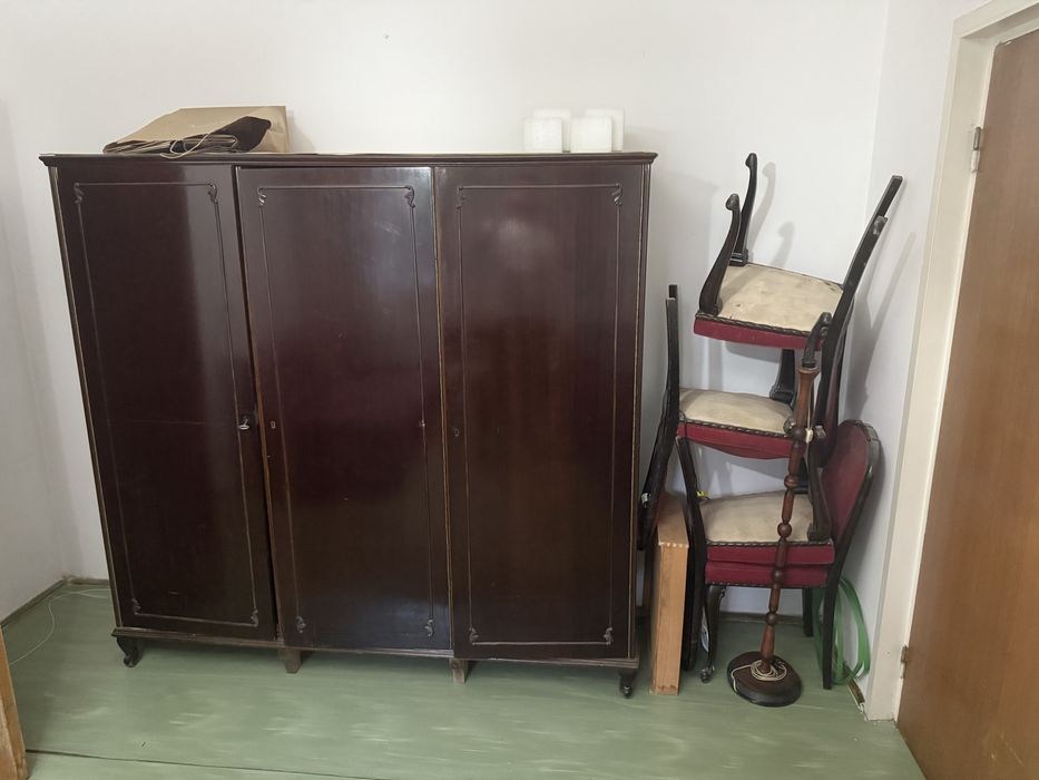 Donez mobila veche din lemn masiv