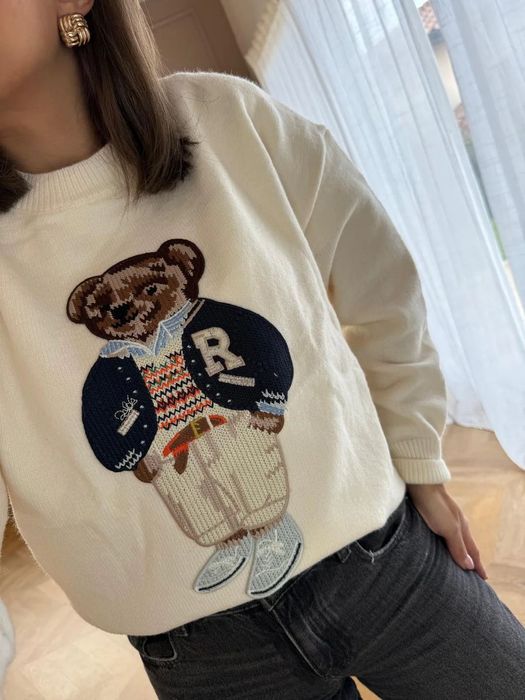 Страхотен пуловер с вълна с мече