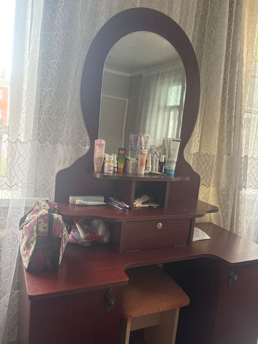 Продам туалетный столик