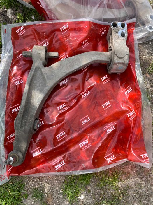 Продавам горни и долни носачи за Alfa Romeo 159. Частите са свалени от работещ автомобил.