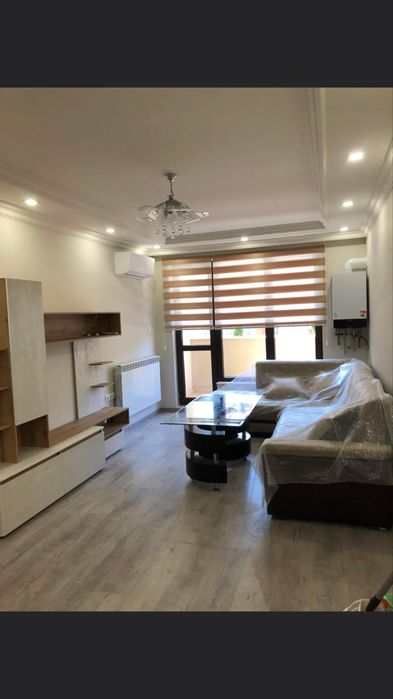 Газифициран обзаведен тристаен апартамент с гараж дава се под наем.