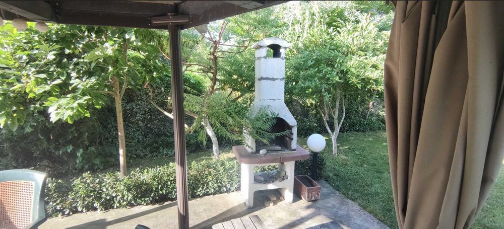 Къща с басейн и просторен двор в с. Скравена.