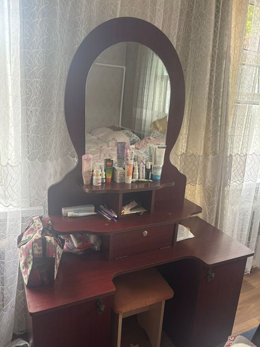Продам туалетный столик