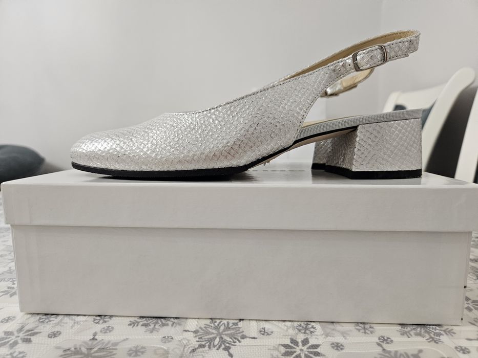 Кожаные босоножки