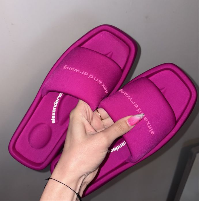 Женские шлепанцы