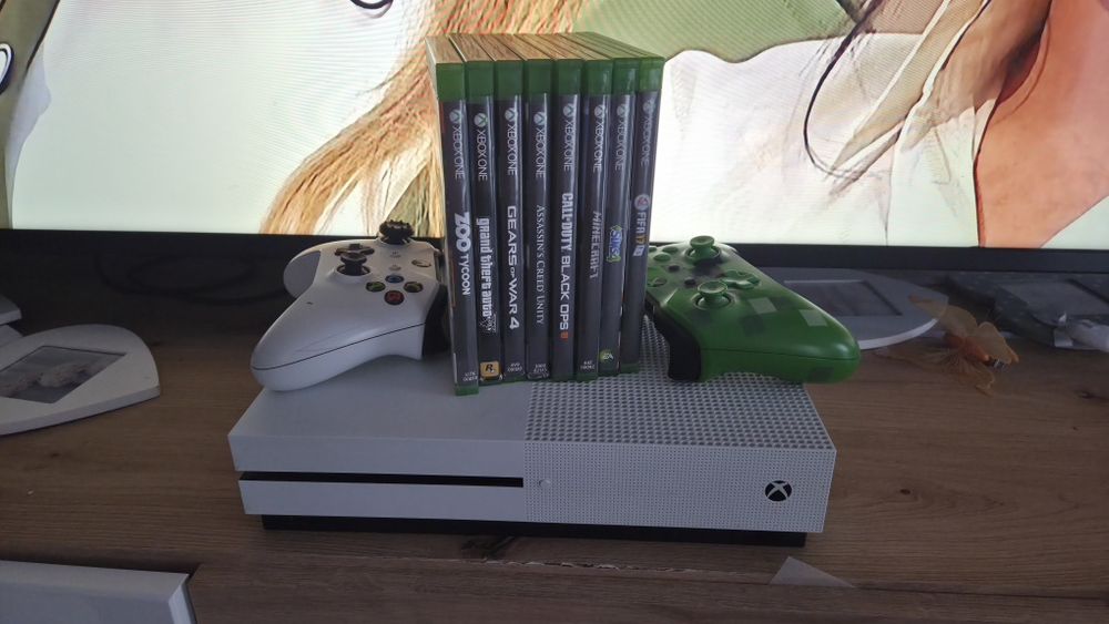 Xbox one s cu doua controllere