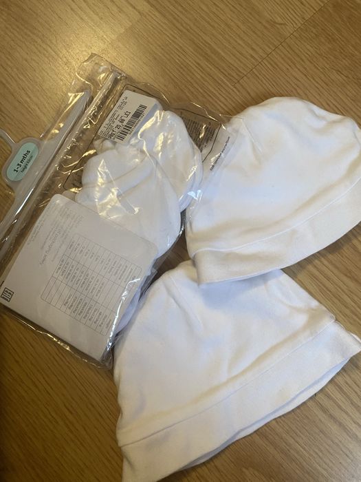 2 salopete si set caciulite si manusi Mothercare bebelusi