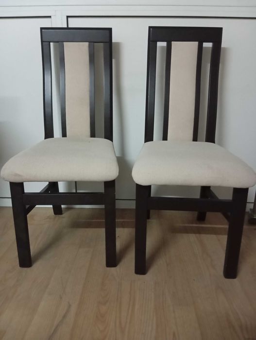 Vand 2 scaune de sufragerie, tapitate, model simplu si elegant