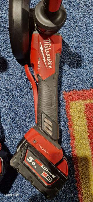 Milwaukee polizor pe acumulator