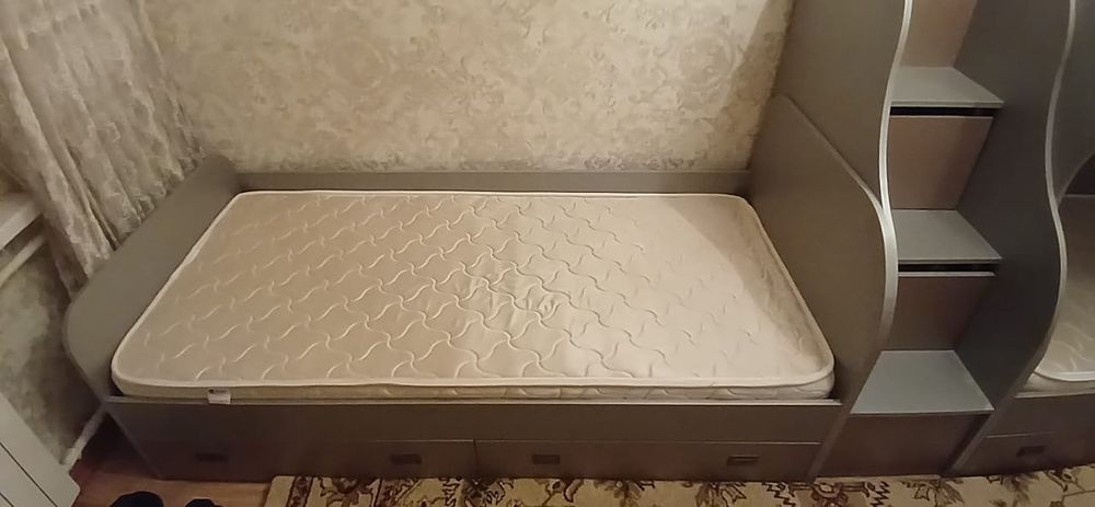 Продам детскую кровать с 3 матрасами