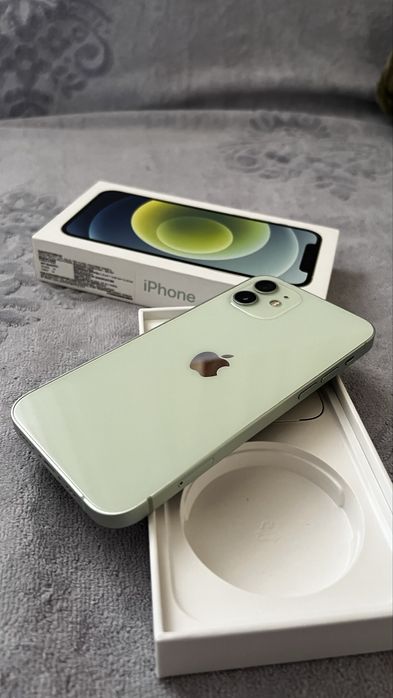 IPhone 12 с документами