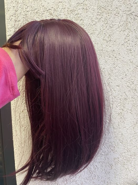 Peruca scurta , burgundy , violet inchis , cu breton