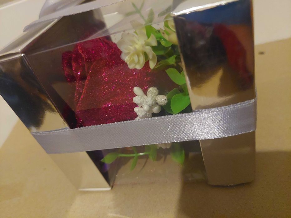 Trandafir stralucitor aranjament floral in cutie argintie