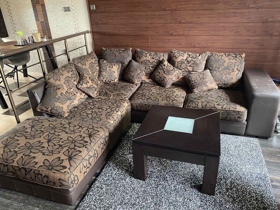 Холна маса от естествен масив