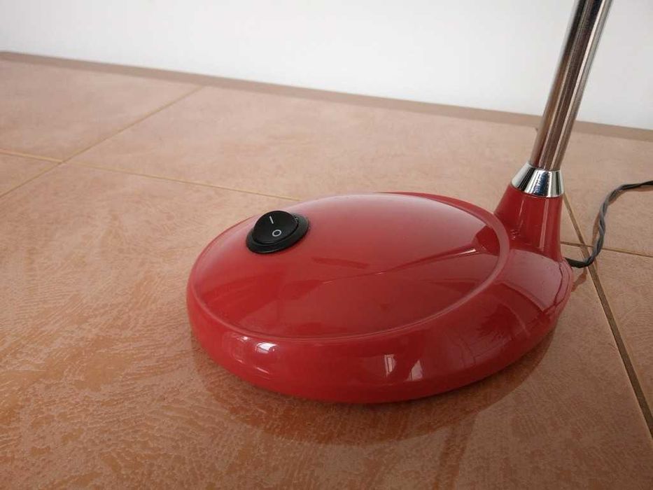 Lampă de birou roșie cu LED, braț flexibil (design modern italian)