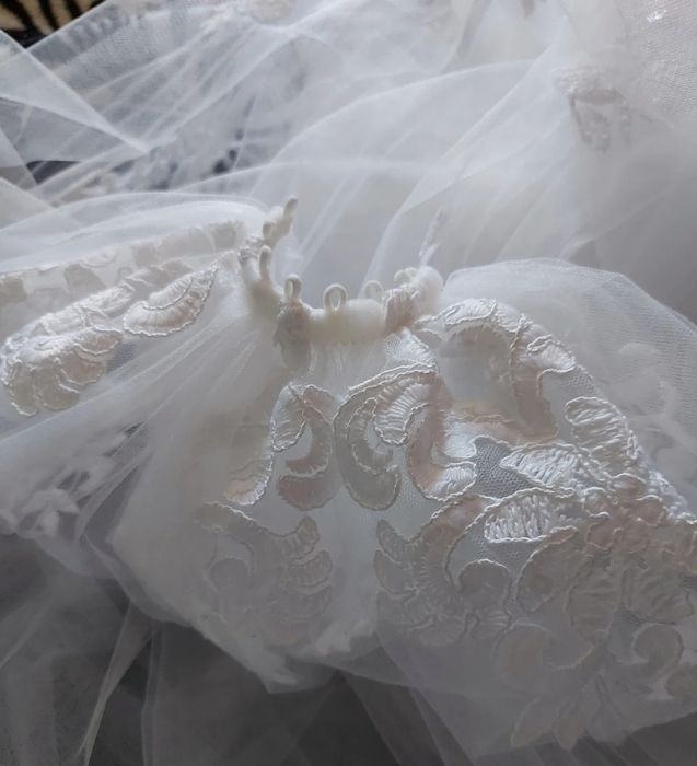 Rochie de mireasă elegantă cu voal de 2 m și trenă lungă – stare impecabilă
