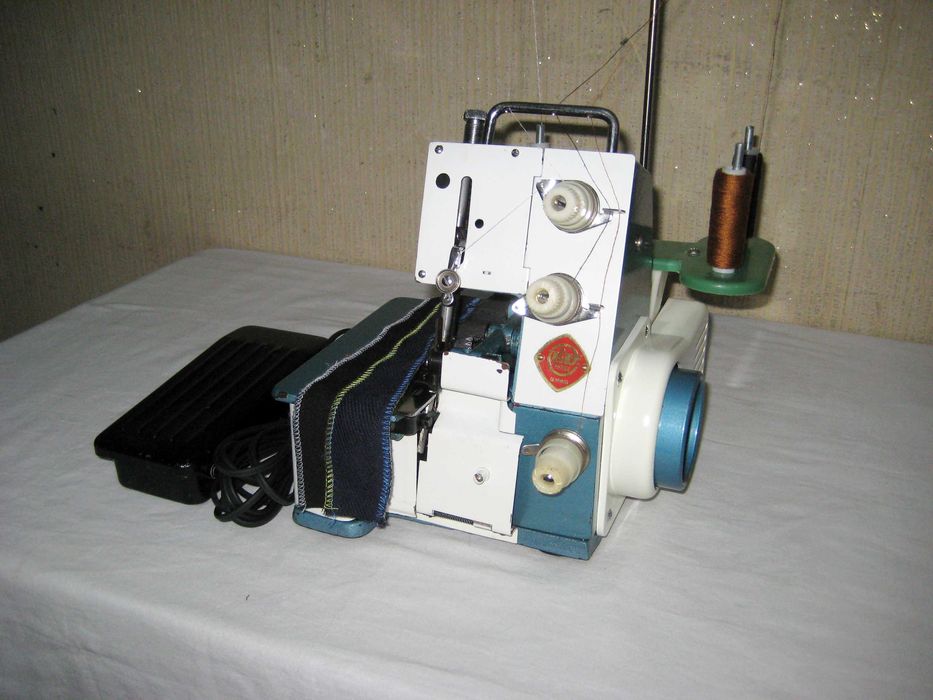 Оверлок отлично щёт с педалами малоползвано почти новым состоянии!