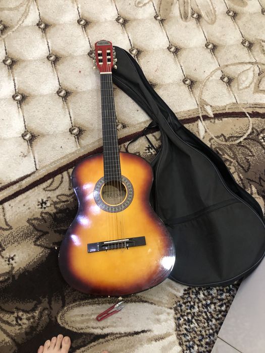 Gitara pul zarurligi uchun sotilybdi