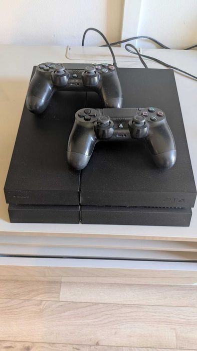 PS4 500 GB с 2 контролера