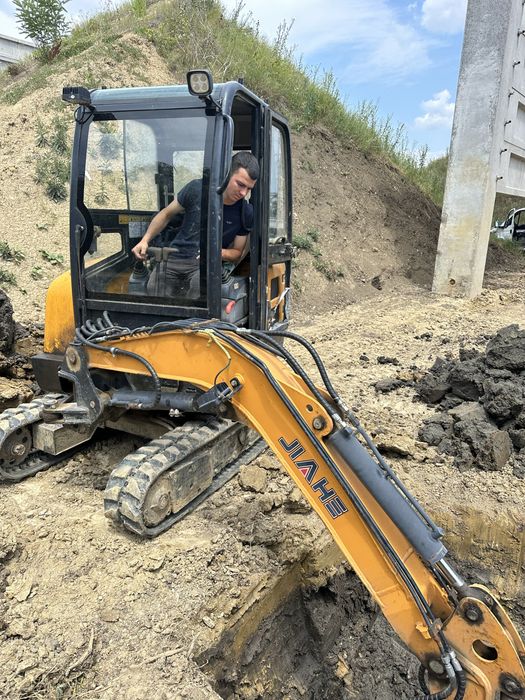 De vanzare excavator 2.2  tone