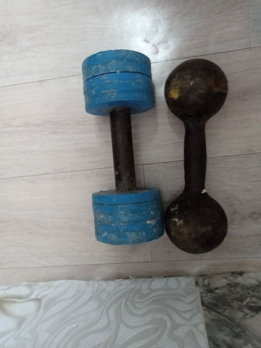 Продам гантели по весу одинаковые