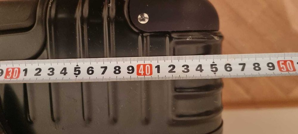 Продаётся чемодан дорожный