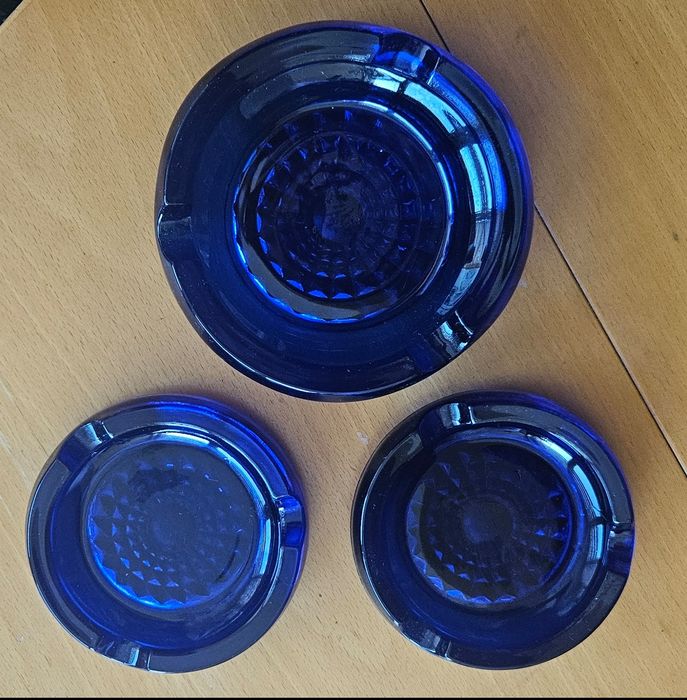 Три пепелника, сини