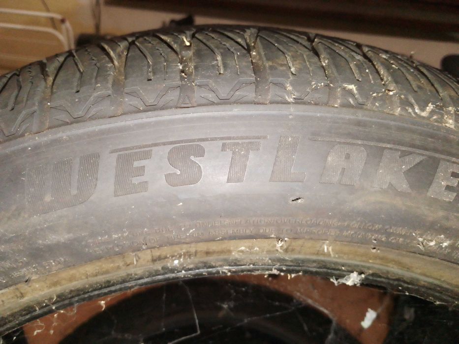 Продават се два броя зимни гуми 235 45 17