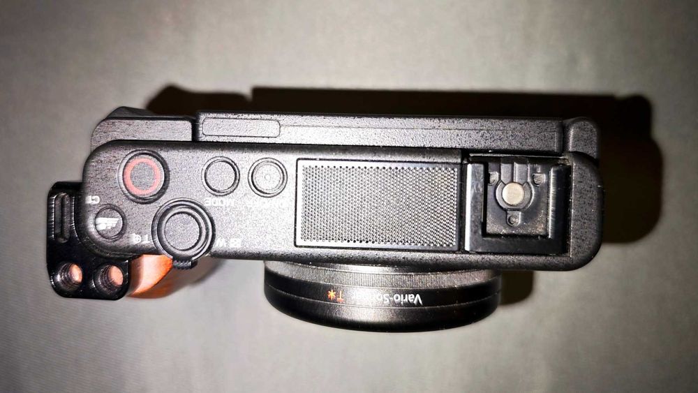 Фотоапарат за влогинг Sony ZV-1 с L грип/бракет SmalRig и екстри