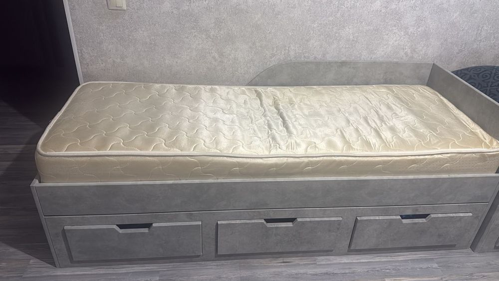 Продам 2 кровати с встроенным шкафчиками