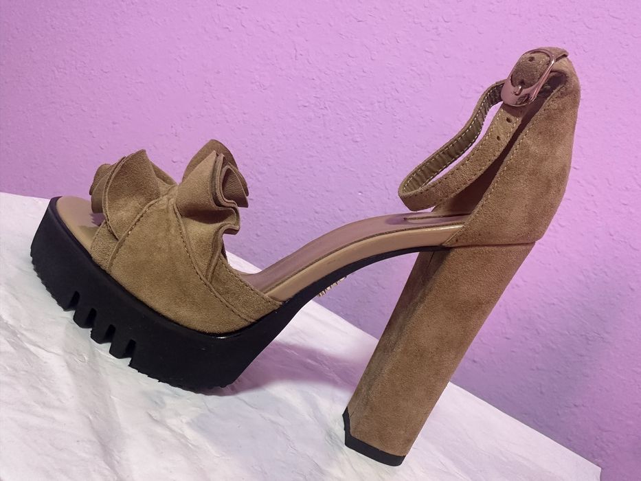 Босоножки из натурального замша и кожи