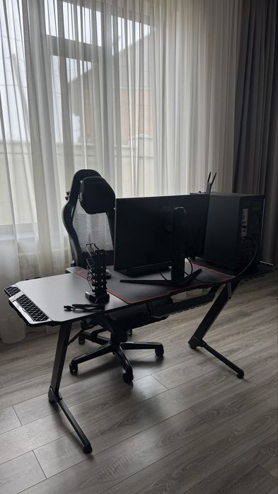 Компьютерный стол DXRACER