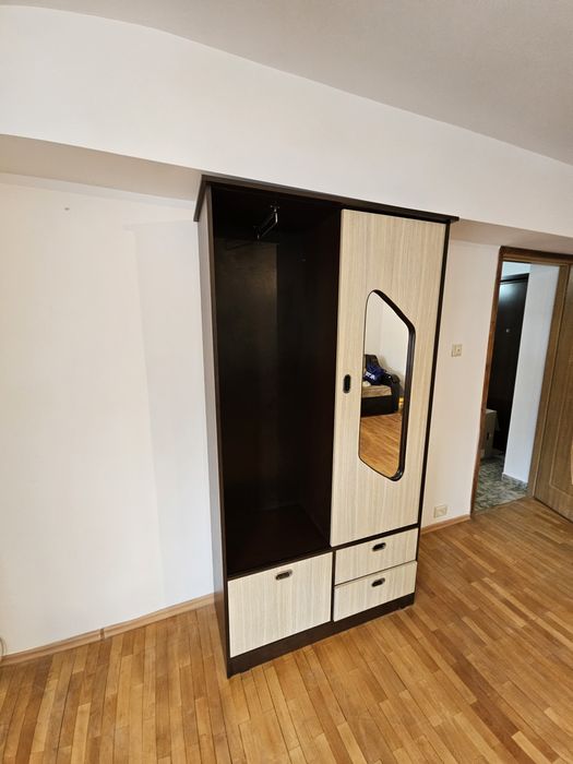 Cuier cu usa si sertare